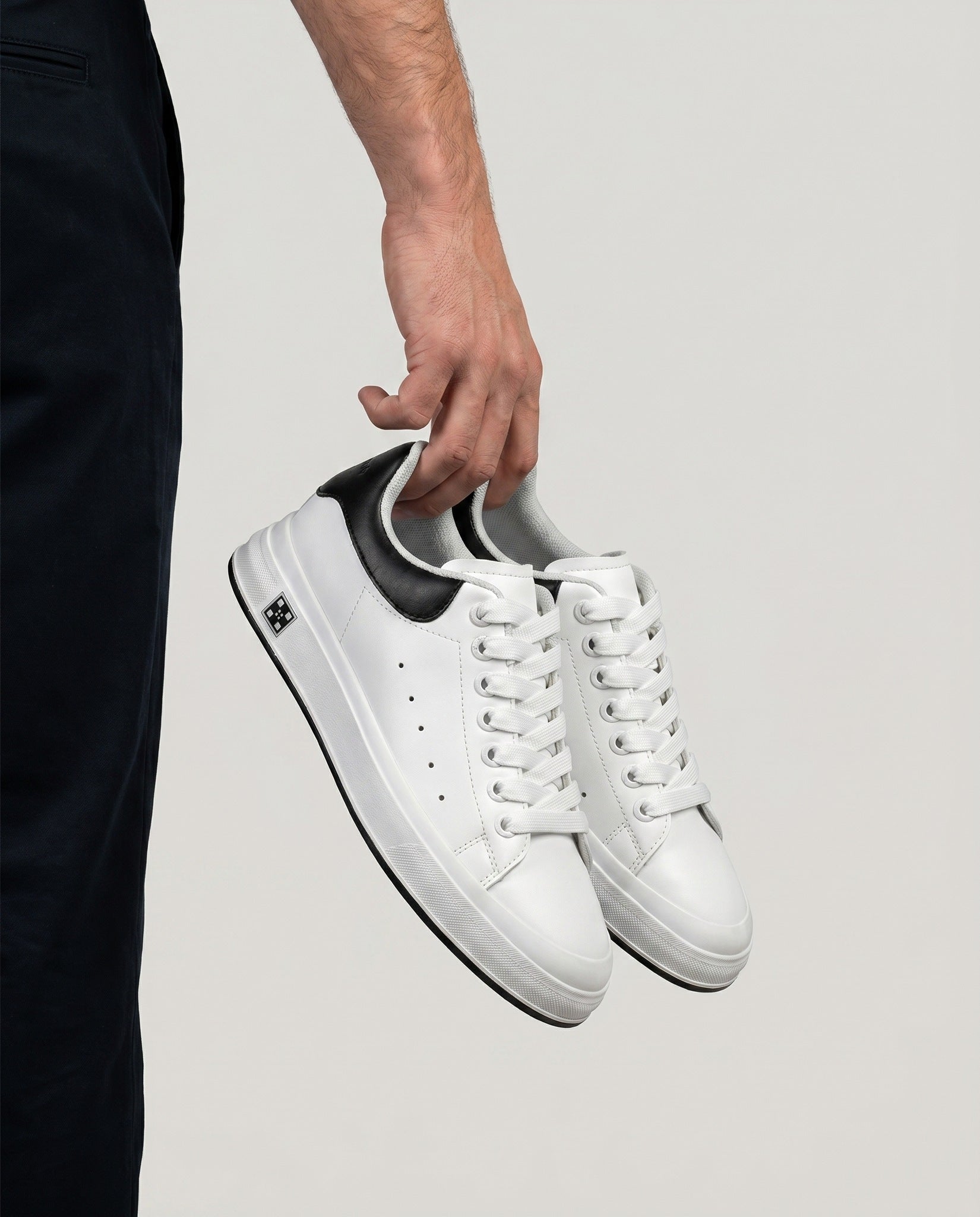 Atlas White 6_holding